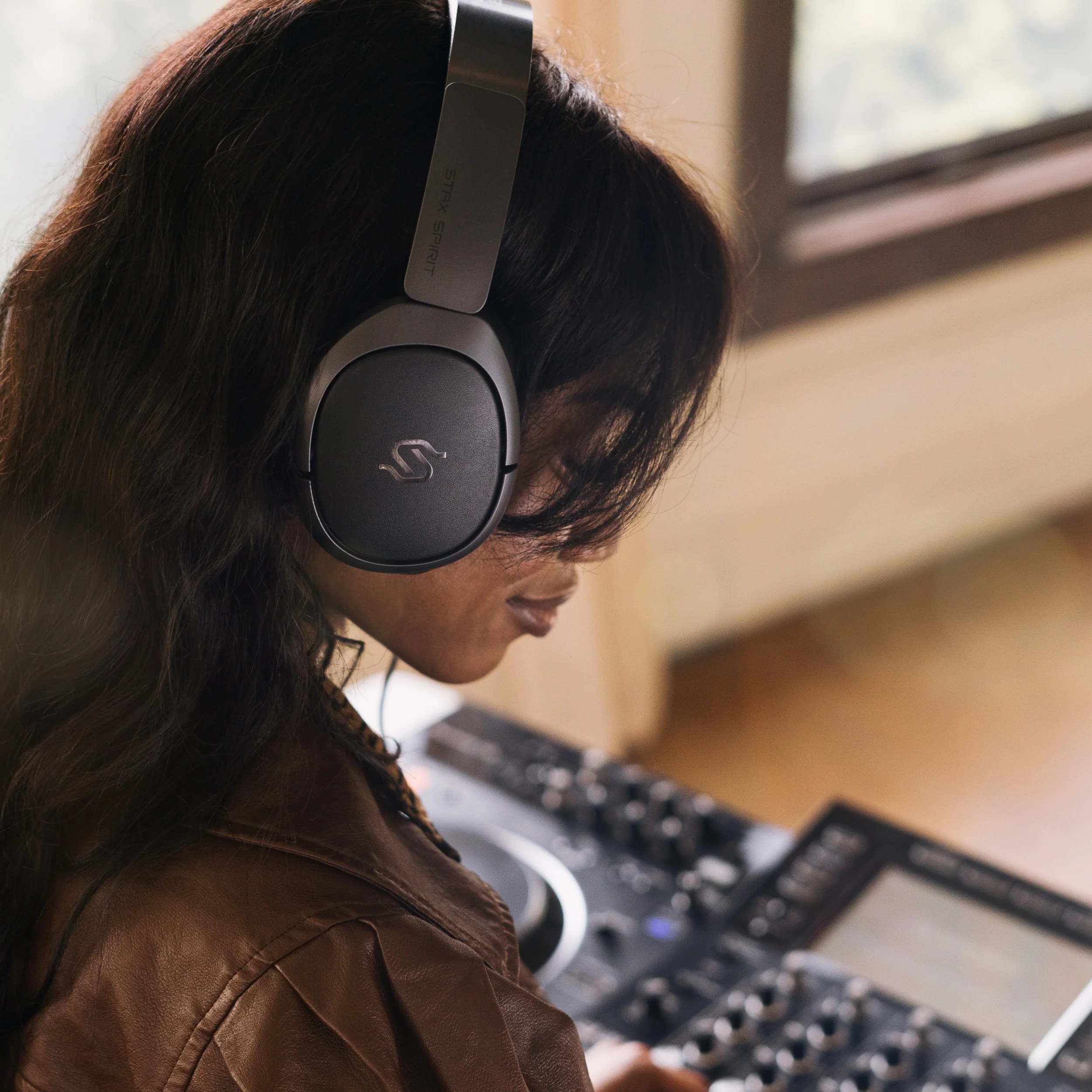 Stax Spirit S5 Wireless Planar Magnetic Headphones - Image 4